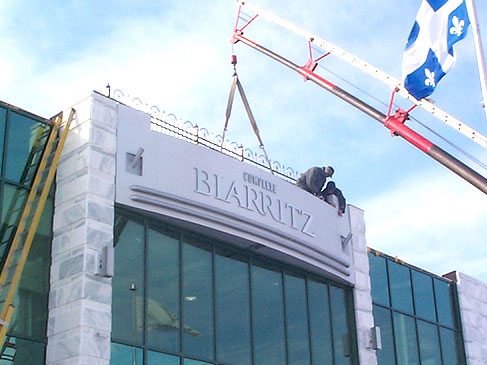 Groupe BLH, enseigne, signalisation, lettrage, design graphique, borne, mobilier urbain, lutrin
