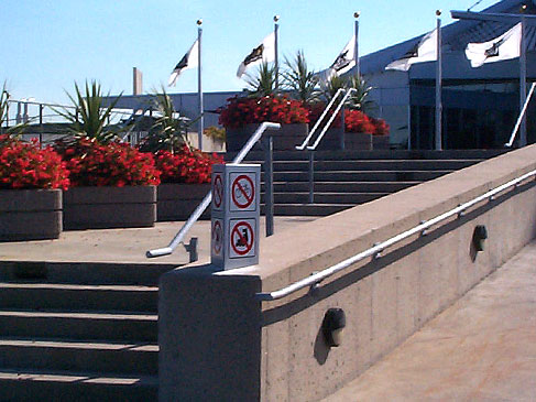 Groupe BLH, enseigne, signalisation, lettrage, design graphique, borne, mobilier urbain, lutrin
